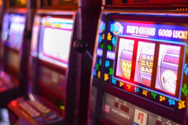 hscbet mobile interface showing Dream Gaming table selection and live stream